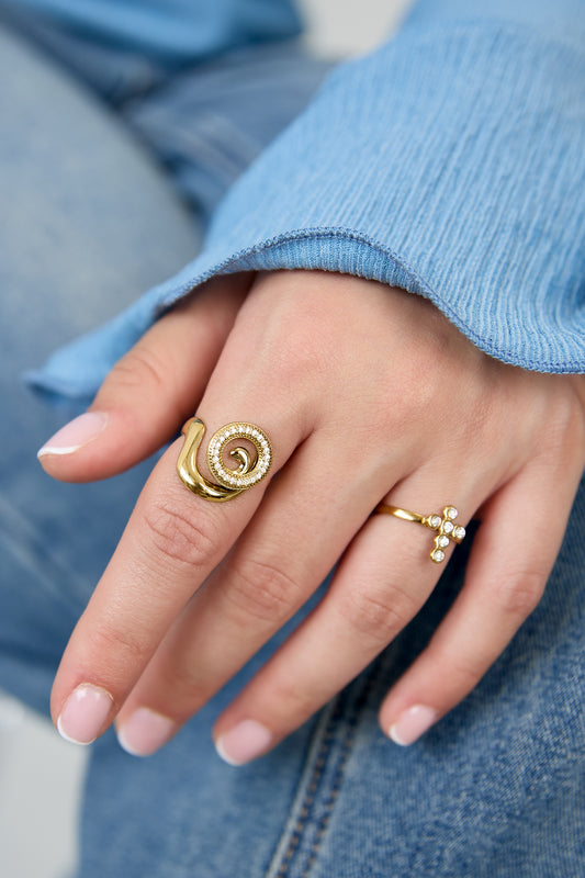 Bague imposante en forme de coquillage spirale ornée de pierres