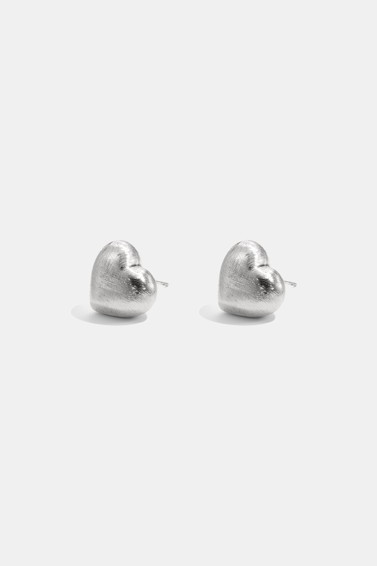 Boucles d'oreilles puces en forme de cœur aux contours doux et à l'effet mat