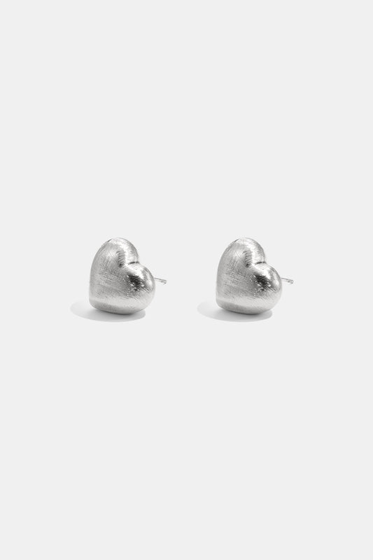 Boucles d'oreilles puces en forme de cœur aux contours doux et à l'effet mat