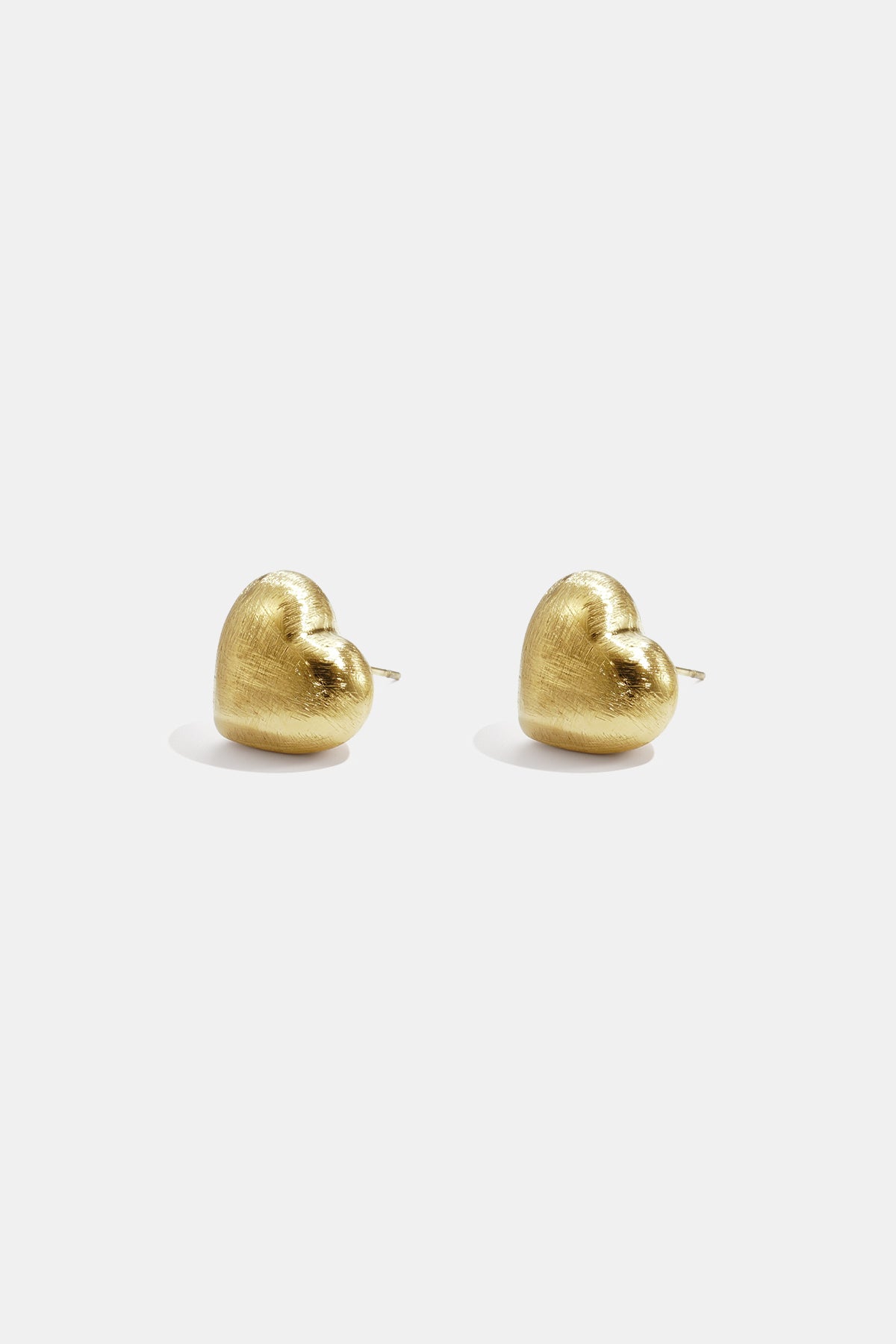 Boucles d'oreilles puces en forme de cœur aux contours doux et à l'effet mat